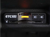 ◆ETC2.0装着◆進化したドライブ体験。料金収受システムだけだったETCが生まれ変わって、高速道路を賢く使うETC2.0に進化しました。多彩な情報サービスが便利で快適なドライブ体験を提供します。