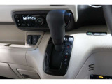 インパネシフトだから視線の移動も少なく足元もスッキリ♪運転席もゆったりしているのでゆとりを持ってドライブできますね!