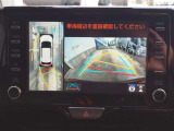 車を上から見下ろした視点で駐車をサポートするパノラマビューを搭載。運転席から確認しにくい車両周囲の状況を確認できます。