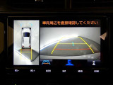 パノラミックビューモニターを装備。クルマを真上から見るように周囲を確認できます。