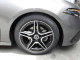 アルミホイールは純正ですが、インチアップしてのアクセサリーとなり。標準ではない為、アルミホイールは認定中古車の保証対象外となります。