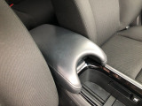 【アームレスト】運転時の疲労軽減にもなるアームレストがついています!