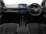 ◆視界広々で非常に運転しやすくロングドライブでも疲れを感じさせないすっきりとまとまったインパネ周りです。