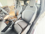 MINIのシートは体を包み込むようなデザインになっているので長時間運転しても疲れにくい設計です。