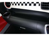 インパネテーブル装備!車内での小物などを一時的に置くとき利用できます。ドリンクホルダー装備! 美味しい飲み物 飲みながら 快適なドライブいかがですか♪