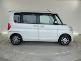 両側スライドドア車です。パワースライドドア付きなので狭い駐車スペースでも乗り降りが楽で、小さなお子様やお年寄りにもうれしい装備です。