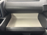 助手席側のインパネトレイは大きくてボックスティッシュも置けます!