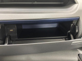 運転席側のインパネアッパーボックスは嬉しい収納!USBソケット付きでスマホの充電もできます!