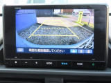 リアワイドカメラシステム!従来の視野に加えて、後方側方を約180&deg;まで見えるワイドビューと、後方を真上から見たような視野で駐車時などに便利なトップダウンビューの3つの視野があります!