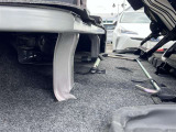 2列目シートの下にタイヤ交換用工具があります