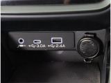 AUX端子、USBtypeC、typeA端子シガーライター電源が付いています。