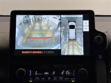 【パノラミックビューモニター】自車周辺をぐるりと俯瞰できるカメラで危険を察知。上空からの映像で自動車や障害物の位置が詳細に確認できるので、狭い駐車場でも安心して駐車できますね。