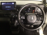 【ハンドル】運転にかかわる様々な操作を安全に行えるように視点移動が少なく操作性に配慮されたスイッチ類が凝縮されたコックピットです。