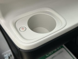 ホットドリンクをちょうどいい温度でキープしてくれる保温機能付きのホッとカップホルダーは軽初の装備!運転席と助手席に装備♪