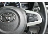 ステアリングスイッチ付き。手を離さずにさまざまな操作が可能です。