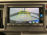 リバースギアに入れるだけで後方の表示へ切り替わります。夜間や雨の日の駐車も楽になりますよ。
