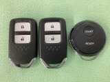 スマートキーを装備しています。鍵を差し込むことなくドアロックの開け閉めと、スタートボタン操作でのエンジンスタートができます。加えて、純正リモコンエンジンスターター用の操作キーもついています。