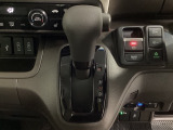 CVT車のセレクトレバーです。低速から高速まで、変速ショックのないスムーズな走りと、エンジン効率のよい領域を維持して燃費にも貢献します。サイドブレーキはスイッチ操作の電子制御パーキングブレーキです。
