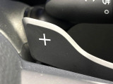 【パドルシフト】ハンドルから手を離さずに素早くシフトアップ&ダウンができるので、エンジンブレーキを使う下り坂や高速道路の合流で加速したい場面で役立ちます。