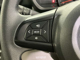 ステアリングスイッチ付き。前方から目を離すことなく操作することが可能です。