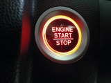 自然に手が届き、操作性の良い赤いボタンでエンジンスタート。