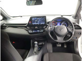 デザインもよく、居心地のよい運転席ですね。分かりやすいスイッチ類ですから操作もしやすく運転をサポートします。ぜひご来店いただき、実際にお座りいただいてステアリングを握ってみてください!