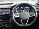 Volkswagen全車共通の上質な本革を使用した手触りのしっとりとしたステアリングです。唯一素肌が触れるハンドルは上位モデルと同じ握り心地になっております。