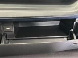 運転席側のインパネアッパーボックスは嬉しい収納!USBソケット付きでスマホの充電もできます!