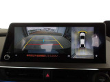 バックモニター付きで慣れない駐車場や車庫入れをサポートします。