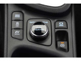 EVモードは電気モーターのみを使って走行するモードです。深夜の住宅街、屋内駐車場でエンジン騒音や排気ガスを気にすることなく走行できます。