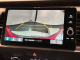 リバースギアに入れるだけで後方の表示へ切り替わります。夜間や雨の日の駐車も楽になりますよ。