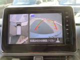 アラウンドビューモニターも装備しております。ご覧のように車体を真上か見たような映像なので、車庫入れの苦手なお客様ももうご心配いりません。