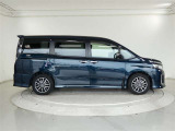 両側パワースライドドア付きだから、狭い駐車スペースなどでの 乗り降りラクラク!小さなお子さまのいるご家庭には嬉しい装備。