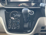 ◆オートエアコン◆車内に取り込む外気をキレイにして、安心おでかけ!操作性と視認性に優れたタッチパネル式です!凹凸が少なく、お掃除が楽にできます!