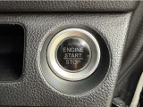 エンジンスタートボタンです。キーが車内にあれば、エンジンの始動・停止はブレーキを踏んでスイッチを押すだけ!キーを取り出す手間を省き、ワンプッシュでエンジンを操作するので簡単でスムーズです。