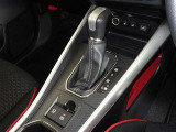 電動パーキングブレーキ・ブレーキホールドを装備してます。ホールド機能は信号待ちが多い一般道で疲労軽減になり、大好評です!