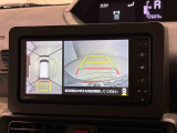 パノラマモニターカメラに連動して駐車場や狭い路地などでも障害物が確認しやすく、真上からの目線でクルマの周囲が確認できて安心♪