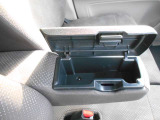 アームレスト付きコンソールボックス付いています♪☆
