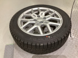 当社にてデモ走行時に装着していたワンシーズン使用の中古スタットレスタイヤ+ホイール4本セットを用意致しました。(2025年製、タイヤ+ホイールは現状渡し、保証対象外です)