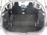 セカンドシートを倒すとさらに広々のラゲッジスペース
