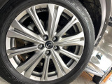 【純正19インチアルミホイール】外観にマッチした純正アルミホイールを装着しております。各種社外アルミホイールや、スタッドレスタイヤも取扱いしております。是非ご相談ください♪