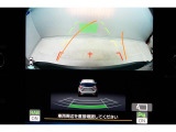 後方の視認性を高めるリアビューカメラを搭載。ガイドラインはステアリングの動きと連動しますのでよりスムーズな車庫入れが行えます。