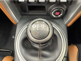 ドライバーの微妙なアクセルワークがダイレクトに駆動輪に伝わり速度管理が容易で走る楽しみもある6速マニュアル車です!