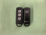 スマートキー付きですからドアロックの開閉およびエンジンスタートが楽々です。電動スライドドアの開け閉めもボタンで操作できます。スペアキーも同じものを用意しております。