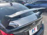 【大型リヤスポイラー】スポーツカーらしさがグッと引き立つ大型リヤスポイラーを装着♪高速走行時のスタビリティ(走行安定性)向上に役立ちます。
