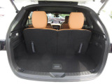 広々ラゲッジスペースはレジャーやアウトドアにピッタリです。サードシートは5:5の2分割で折畳むことができ、フラットなラゲッジスペースになります。