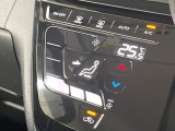 【オートエアコン】一度お好みの温度に設定すれば、車内の温度を検知し風量や温度を自動で調整。暑い&hellip;寒い&hellip;と何度もスイッチ操作をする必要はありません。快適な車内空間には必須の機能ですね♪