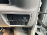 オートレベリング機能とは、車両の姿勢変化に応じてヘッドライトの上下方向(光軸)を自動調整し、対向車や歩行者がまぶしくならないようにする安全装置です
