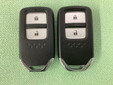 スマートキーを装備しています。鍵を差し込むことなくドアロックの開け閉めと、スタートボタン操作でのエンジンスタートができます。スペアキーも同じものを用意しております。