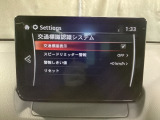 フォワードセンシングカメラで認識した交通標識をディスプレイに表示し、交通標識の見落とし防止を図り、安全運転を支援します。